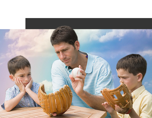 Père et ses fils avec gants de baseball